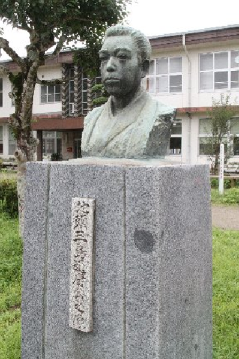 三股小学校