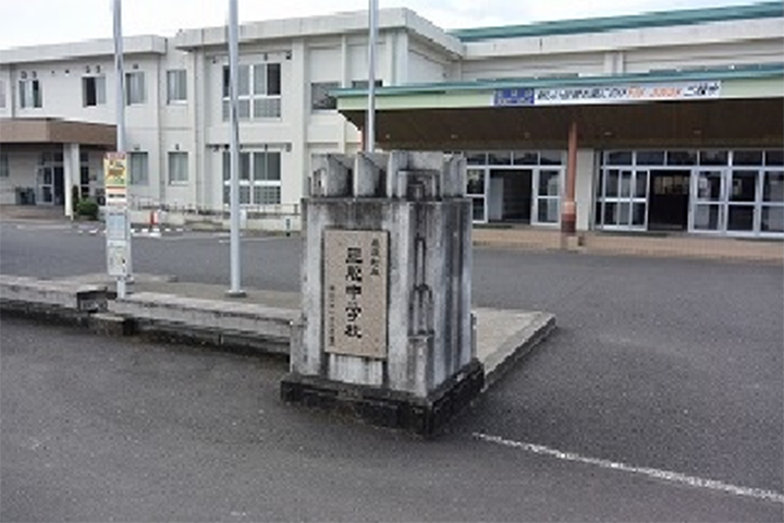 三股中学校